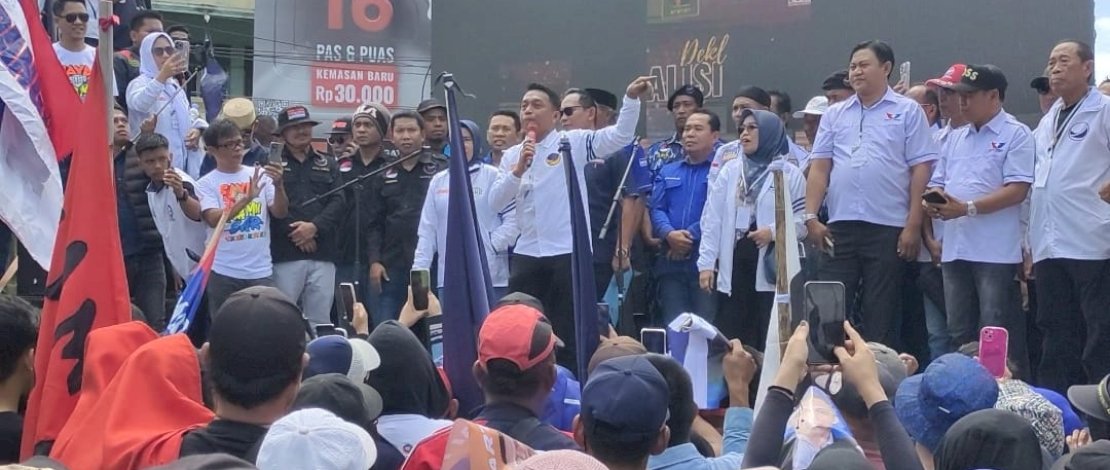 Ribuan pendukung dan simpatisan Syaharuddin Alrif dan Nurkanaah (SAR-Kanaah) memadati bundaran jam Kota Pangkajene, Kecamatan Maritenggae, Kabupaten Sidrap, Rabu, 28 Agustus 2024.