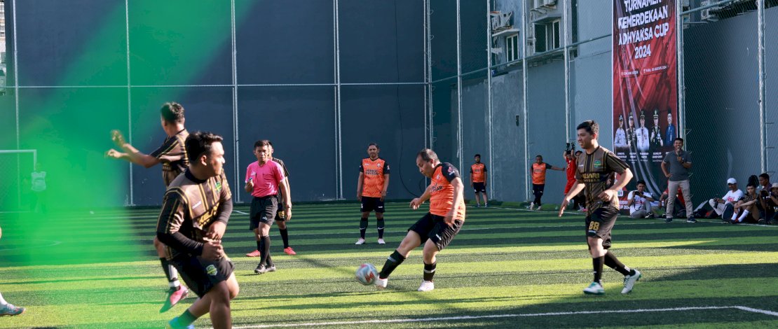 Wali Kota Makassar Moh Ramdhan Pomanto berhasil melesakkan empat gol dalam Turnamen Kemerdekaan Adhyaksa Cup 2024 di Sapta Mini Soccer, Jl Yusuf Dg Ngawing, Rabu sore, 28 Agustus 2024.
