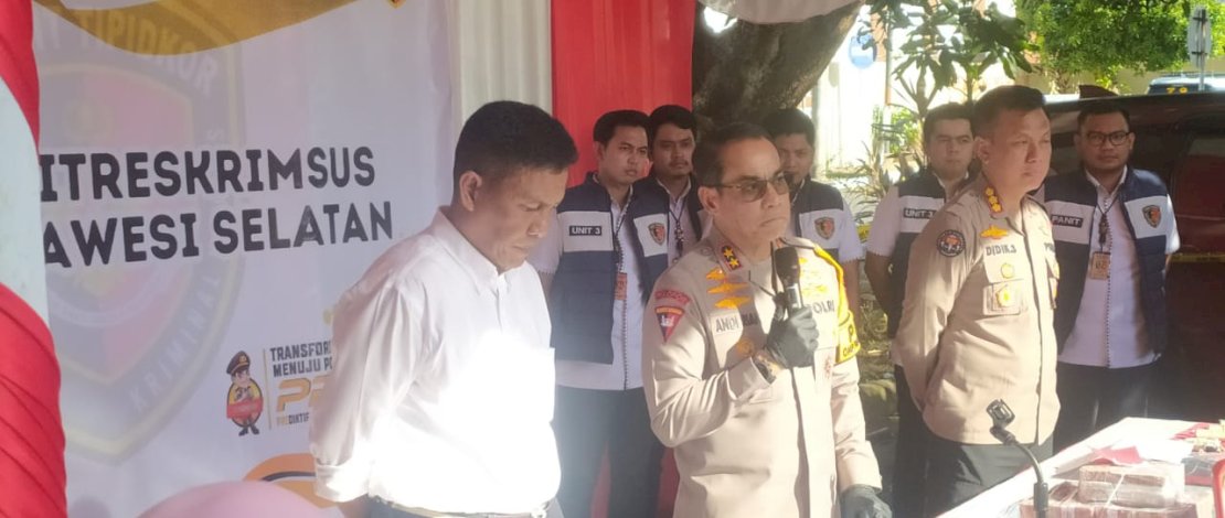 Kapolda Sulsel Irjen Andi Rian R Djajadi didampingi Ditreskrimsus Polda Sulsel saat rilis kasus dugaan kredit fiktif. Kapolda Sulsel Irjen Andi Rian R Djajadi didampingi Ditreskrimsus Polda Sulsel saat rilis kasus dugaan kredit fiktif.