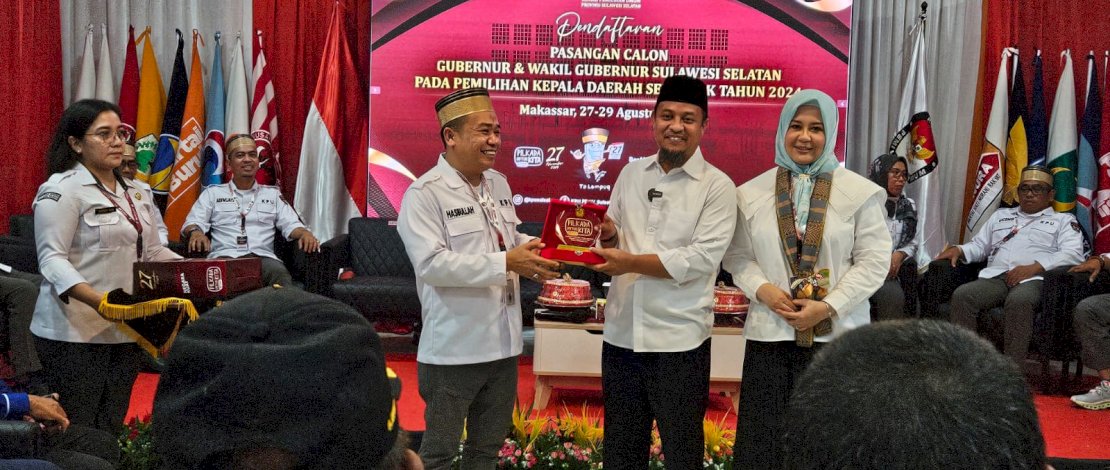 Ketua KPU Sulsel Hazbullah saat menerima berkas pendaftaran paslon Gubernur dan Wakil Gubernur Sulsel Andi Sudirman-Fatmawati. Ketua KPU Sulsel Hazbullah saat menerima berkas pendaftaran paslon Gubernur dan Wakil Gubernur Sulsel Andi Sudirman-Fatmawati.