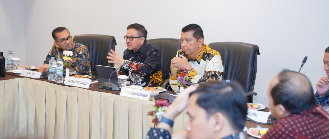 Sekda Sulsel Jufri Rahman menghadiri Rapat Koordinasi Tim Percepatan Akses Keuangan Daerah (TPAKD) Wilayah Timur, yang digelar OJK di Hotel Grand Claro, Makassar, Kamis, 29 Agustus 2024.