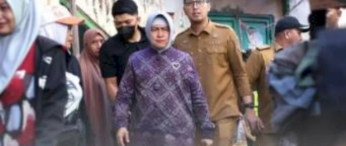 Camat Makassar Dampingi Ketua TP-PKK&nbsp; Indira Jusuf Ismail Kunjungi Korban Kebakaran di Maccini Gusung