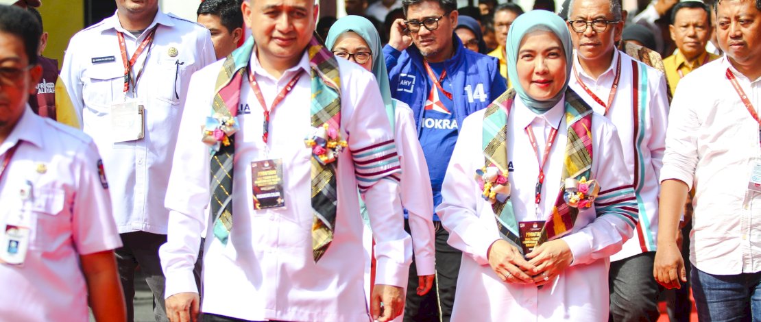 Pasangan Munafri Arifuddin-Aliyah Mustika Ilham (Mulia) resmi mendaftarkan diri sebagai calon Wali Kota dan Wakil Wali Kota Makassar 2024-2029, di Kantor KPU kota Makassar, di Jl Perumnas Raya Antang, Manggala, Kamis, 29 Agustus 2024.