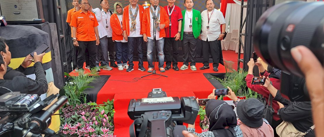 Pasangan Cagub dan Cawagub Sulsel Moh Ramdhan Pomanto-Azhar Arsyad bersama parpol pengusung saat mendaftar di Kantor KPU Sulsel.