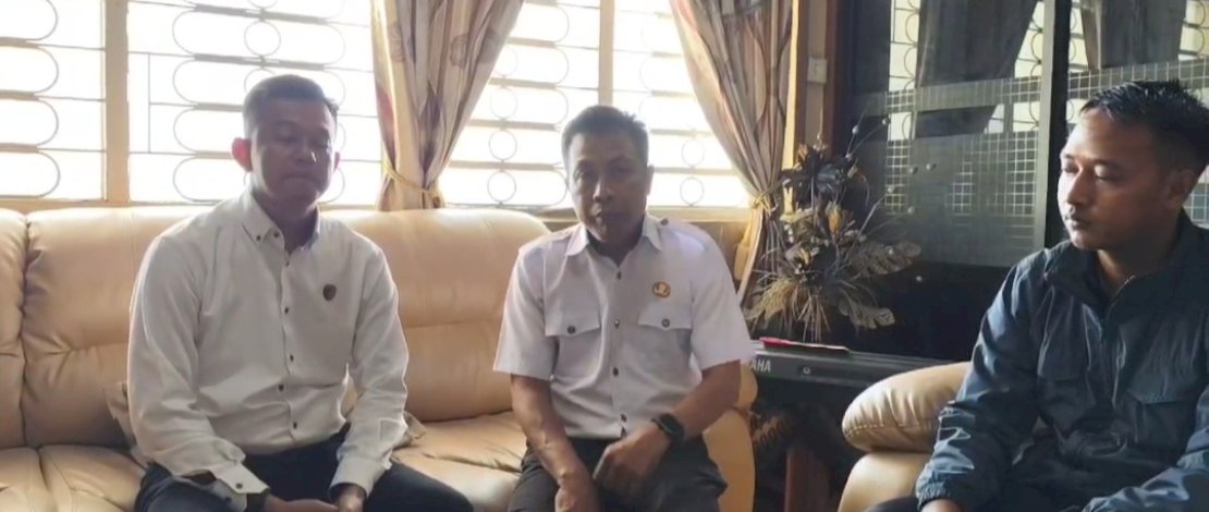 Kepala SMPN 3 Gowa Ma'aruf bersama personel Polres Gowa. (Capture)