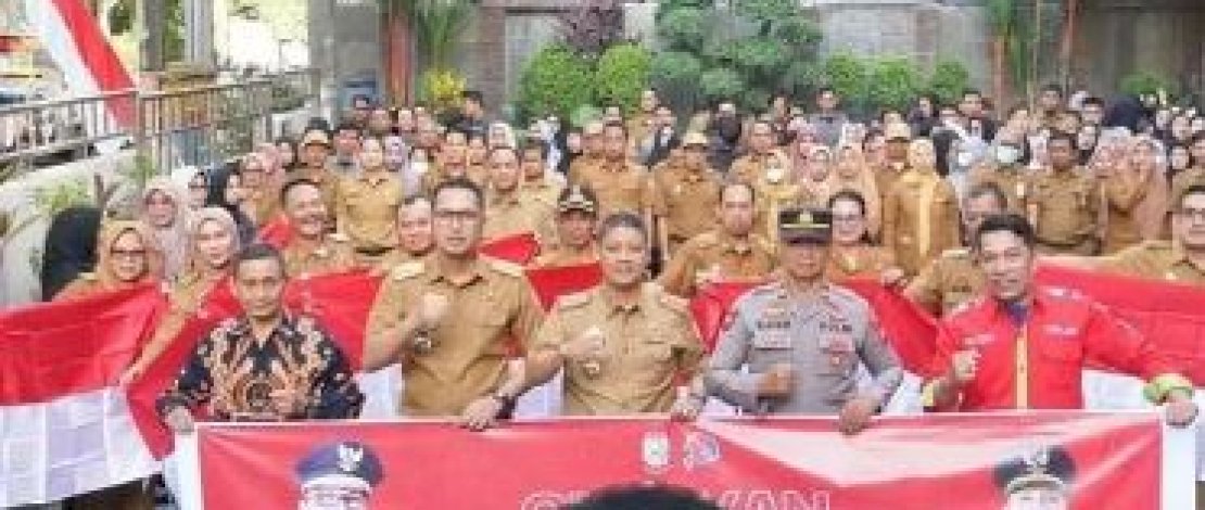 Gerakan 10 Juta Bendera, Kepala Kesbangpol Bagikan Bendera Merah Putih di Upacara Kecamatan Makassar