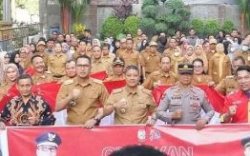 Gerakan 10 Juta Bendera, Kepala Kesbangpol Bagikan Bendera Merah Putih di Upacara Kecamatan Makassar