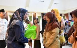 Bupati Luwu Utara Serahkan Bantuan Sosial untuk Anak Disabilitas dan Anak Terlantar