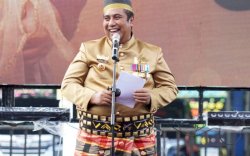 Pemkab Maros Serahkan Bonus dan Piala Bergilir Porkab 2024