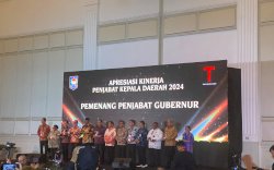 Prof Zudan Sabet Dua Penghargaan dari Mendagri