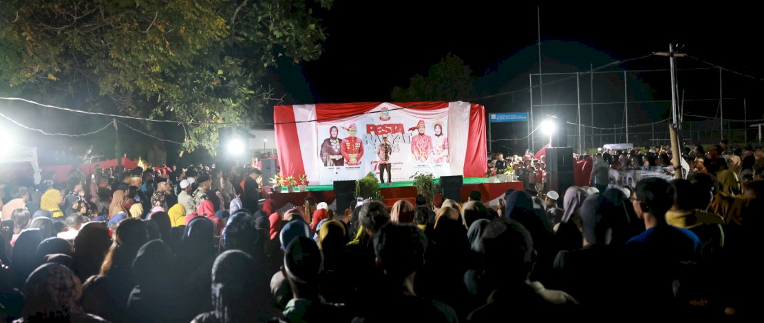 Wali Kota Makassar Moh Ramdhan "Danny" Pomanto menyerap banyak aspirasi warga pulau Kecamatan Samgkarrang pada malam Pesta Rakyat HUT RI di Pulau Kodingareng, Jumat, 30 Agustus 2024.