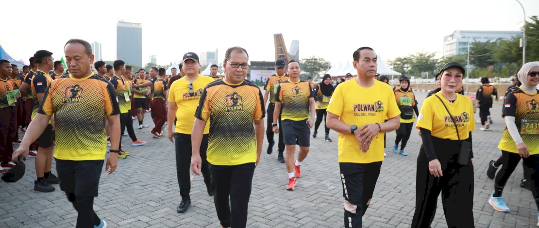 Wali Kota Makassar Moh Ramdhan Pomanto mendampingi Kapolda Sulsel Irjen Pol Andi Rian Djajadi melepas peserta Polwan Sulsel Run 2024. Wali Kota Makassar Moh Ramdhan Pomanto mendampingi Kapolda Sulsel Irjen Pol Andi Rian Djajadi melepas peserta Polwan Sulsel Run 2024.