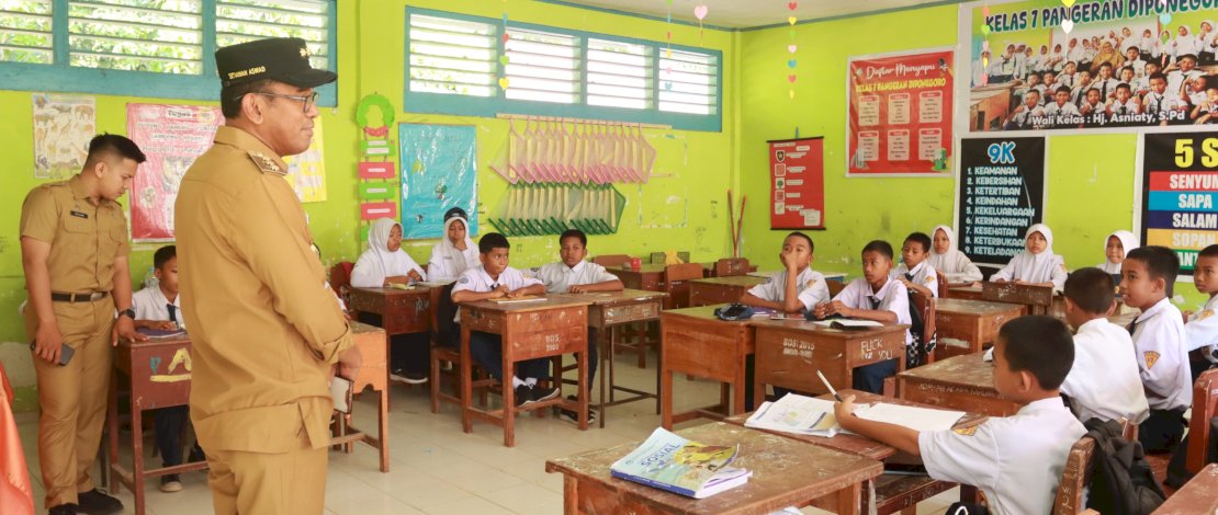 Pj Bupati Takalar, Setiawan Aswad, melakukan kunjungan di UPT SMP Negeri 1 Polongbangkeng Utara, Jl. Basoke Dm. No.01 Palleko, Malewang, Polongbangkeng Utara. Pj Bupati Takalar, Setiawan Aswad, melakukan kunjungan di UPT SMP Negeri 1 Polongbangkeng Utara, Jl. Basoke Dm. No.01 Palleko, Malewang, Polongbangkeng Utara.