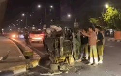 Mobil Tabrak Trotoar Jalan AP Pettarani, 3 Orang Terluka