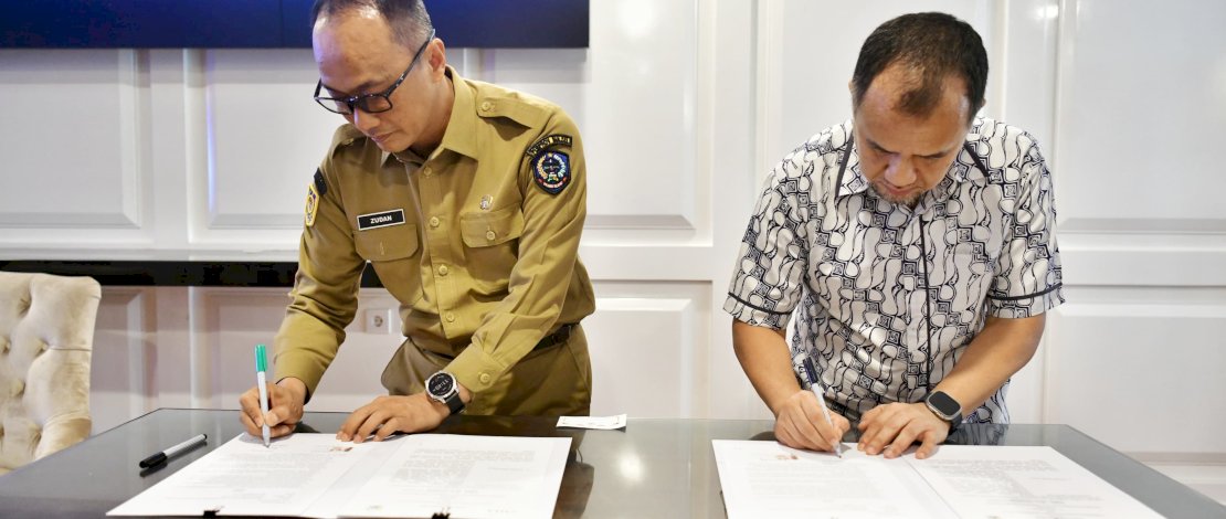Penjabat Gubernur Sulsel Prof Zudan Arif Fakrulloh dan Presiden Direktur Kalla Group Solihin Kalla, menandatangani Memorandum of Understanding (MoU) tentang kolaborasi program Corporate Social Responsibility (CSR) untuk lingkungan