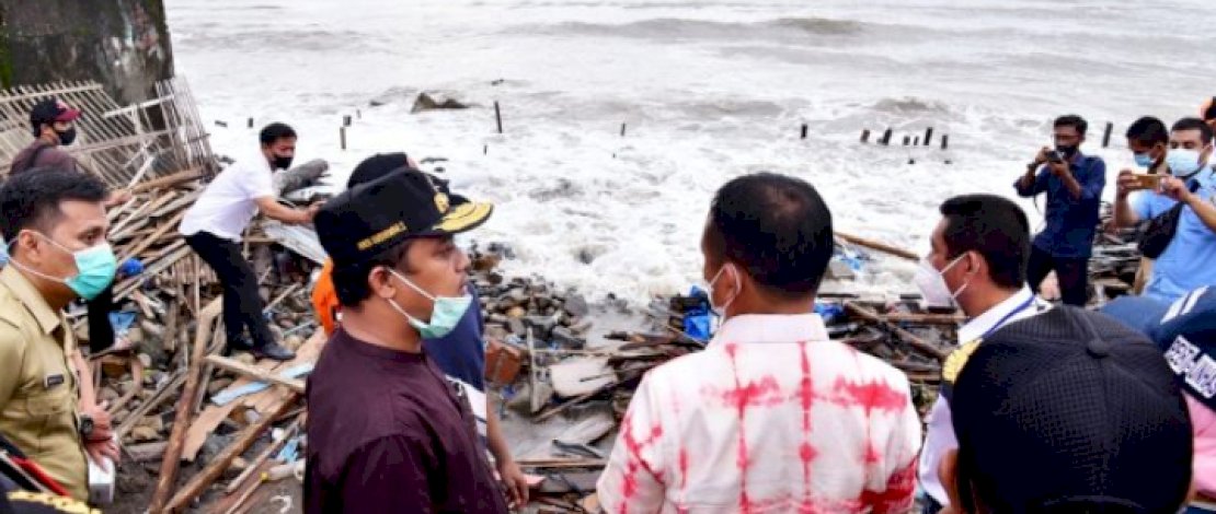 Plt Gubernur Sulsel Andi Sudirman Sulaiman, meninjau Desa Bontokanang, Kecamatan Galesong Selatan, Kabupaten Takalar, Selasa (7/12/2021), yang kawasan Bibir Pantainya Terkikis ombak atau Abrasi.