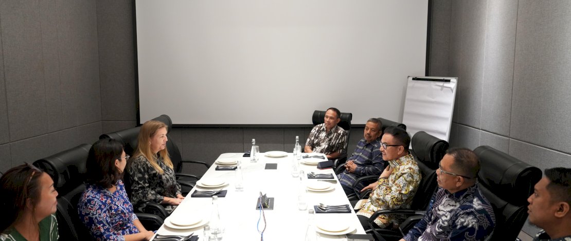 Sekertaris Daerah Provinsi Sulsel Jufri Rahman melakukan pertemuan dengan Direktur Pembangunan Kedutaan Inggris, Amanda McLoughlin, di Hyatt Place Hotel di Makassar, Selasa, 3 September 2024.

