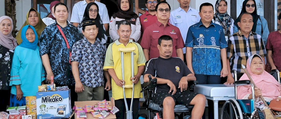 Bupati Kepulauan Selayar, Muh Basli Ali, didampingi perwakilan Kemensos Cecep Sulaiman dan Kadis Sosial Sakmawati, secara langsung menyerahkan paket bansos kepada para perwakilan masyarakat penerima manfaat, di Rumah Jabatan Bupati, Rabu, 4 September 2024.
