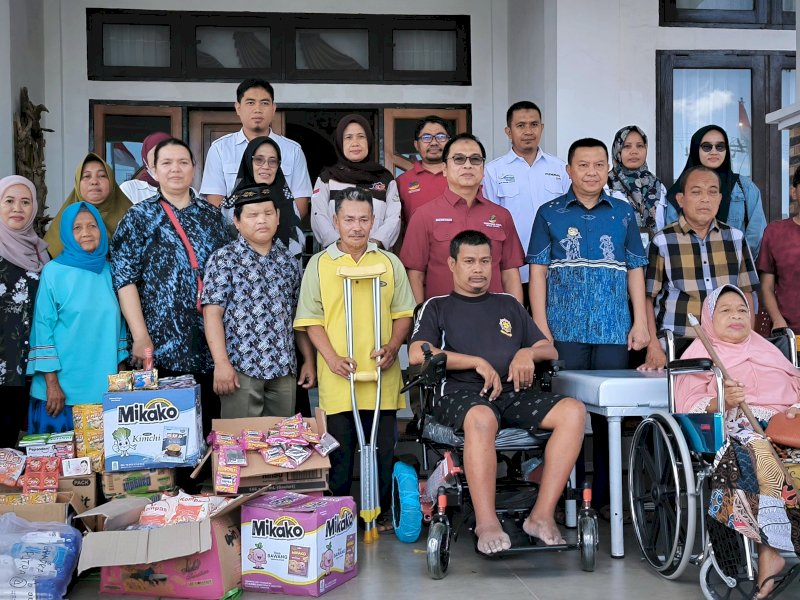 Bupati Basli Ali Salurkan Bantuan Program Bakti Sosial Kemensos 