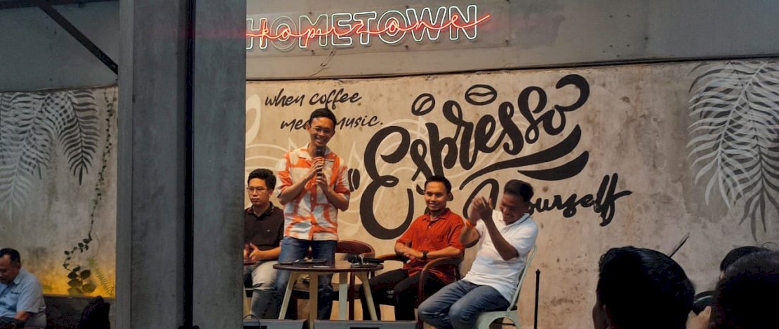 Ilham Ari Fauzi (Berdiri), dalam pertemuan inspiratif dengan sejumlah pemuda dan awak media di Kedai Kopi Zone Prime pada Rabu, 4 September 2024. Ilham Ari Fauzi (Berdiri), dalam pertemuan inspiratif dengan sejumlah pemuda dan awak media di Kedai Kopi Zone Prime pada Rabu, 4 September 2024.