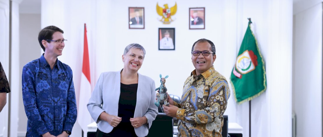 Wali Kota Makassar Moh Ramdhan "Danny" Pomanto bersama Dubes Australia untuk Indonesia Penny Williams membahas kerja sama antara Pemkot Makassar dengan Australia.
