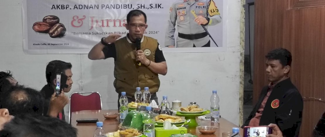 Kapolres Kepulauan Selayar, Adnan Pandibu, bersilaturahmi dengan para jurnalis di Klasik Coffee, Kamis malam, 5 September 2024.
Kapolres Kepulauan Selayar, Adnan Pandibu, bersilaturahmi dengan para jurnalis di Klasik Coffee, Kamis malam, 5 September 2024.