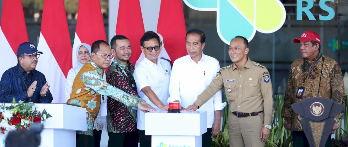 Presiden Jokowi bersama Menkes Budi Gunadi Sadikin meresmikan RS Kemenkes Makassar. (IST) Presiden Jokowi bersama Menkes Budi Gunadi Sadikin meresmikan RS Kemenkes Makassar. (IST)