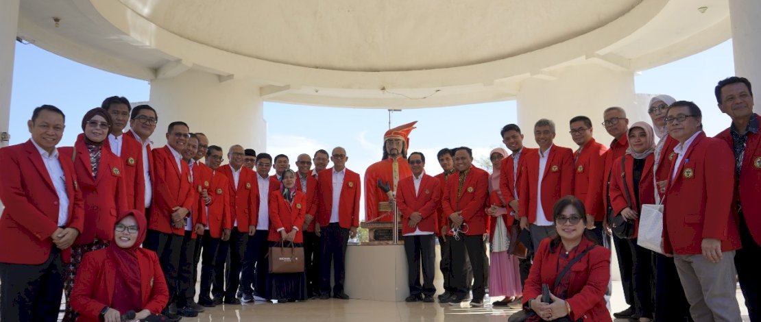 Rektor Unhas Makassar Prof Jamaluddin Jompa saat ziarah makam pahlawan nasional Sultan Hasanuddin. (IST) Rektor Unhas Makassar Prof Jamaluddin Jompa saat ziarah makam pahlawan nasional Sultan Hasanuddin. (IST)
