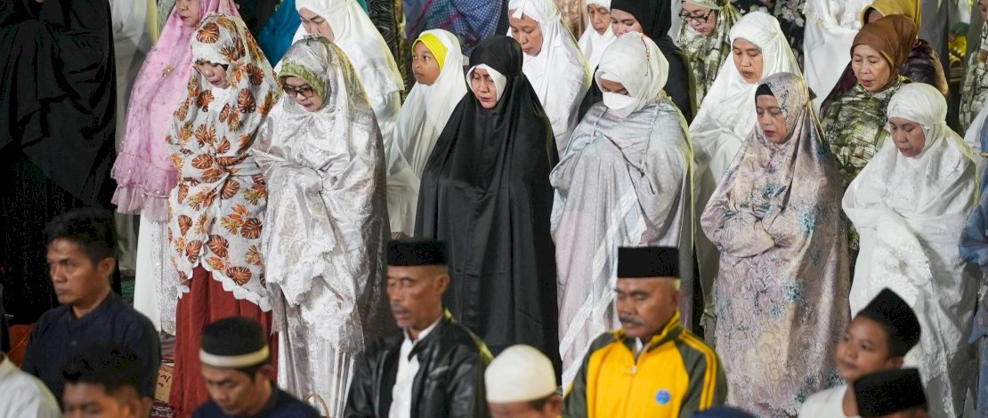 Ketua TP PKK Kota Makassar, Indira Yusuf Ismail, turut hadir dalam kegiatan Gerakan Salat Subuh Berjamaah (GSBB) yang diselenggarakan oleh Pemerintah Kota Makassar di Anjungan Pantai Losari, Minggu, 8 September 2024.