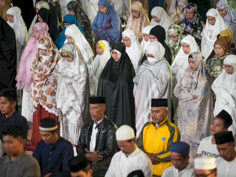 Ketua TP PKK Kota Makassar Ikuti Gerakan Salat Subuh Berjamaah di Anjungan Pantai Losari