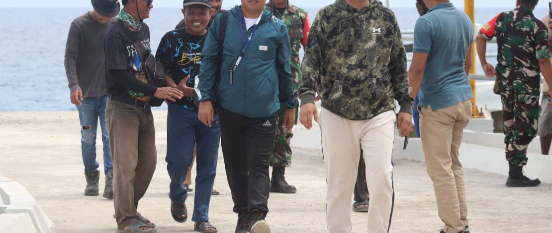Bupati Basli Ali meninjau sejumlah pembangunan infrastruktur di wilayah Pulau Bonerate, Kecamatan Pasimarannu, Minggu, 8 September 2024.
Bupati Basli Ali meninjau sejumlah pembangunan infrastruktur di wilayah Pulau Bonerate, Kecamatan Pasimarannu, Minggu, 8 September 2024.
