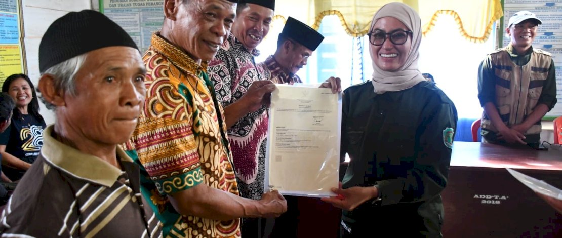 Sebanyak 151 warga Desa Lodang dan 60 warga Desa Embonatana di Kecamatan Seko resmi menerima sertifikat tanah elektronik yang diserahkan langsung oleh Bupati Luwu Utara, Indah Putri Indriani, pada Sabtu (7/9/2024).