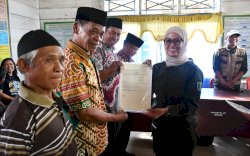 211 Warga Kecamatan Seko Terima Sertifikat Tanah Elektronik dari Bupati Luwu Utara