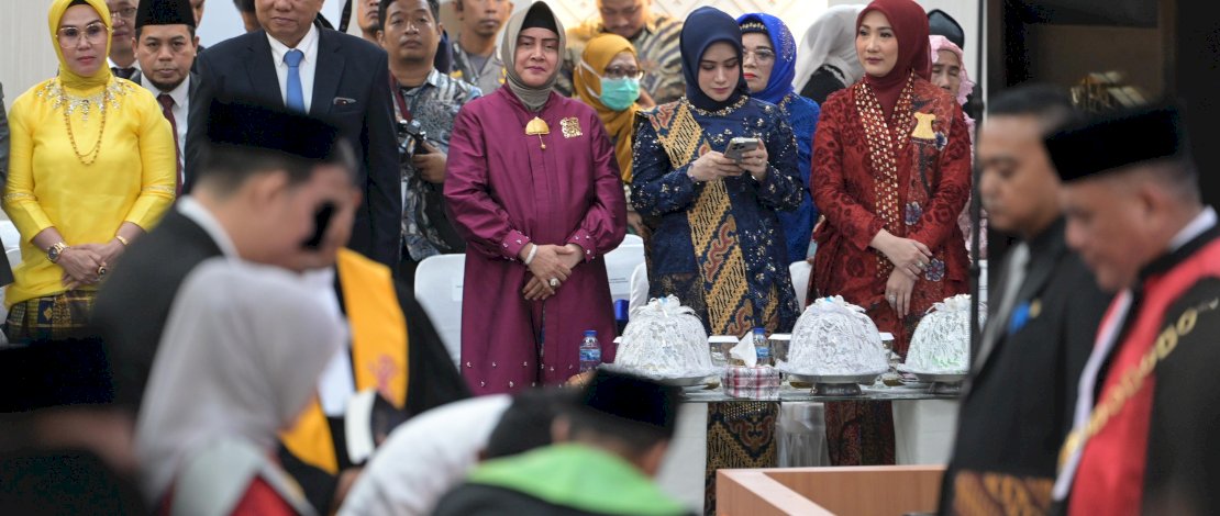 Ketua TP PKK Kota Makassar, Indira Yusuf Ismail, turut menghadiri Rapat Paripurna Pengumuman DPRD Kota Makassar dalam rangka Pengucapan Sumpah atau Janji Anggota DPRD Kota Makassar untuk masa jabatan 2024-2029. 
