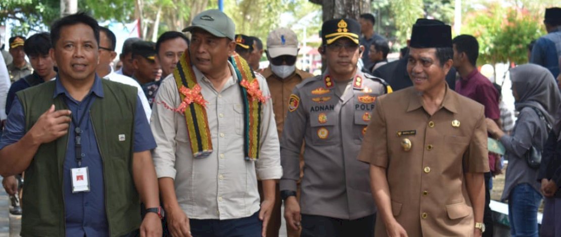 Wakil Bupati Kepulauan Selayar, Saiful Arif, menyambut kedatangan Dirjen Rehabilitasi Kementerian Sosial (Kemensos) RI dan rombongan, di Gedung Dekranasda Kepulauan Selayar, Senin, 9 September 2024. 
