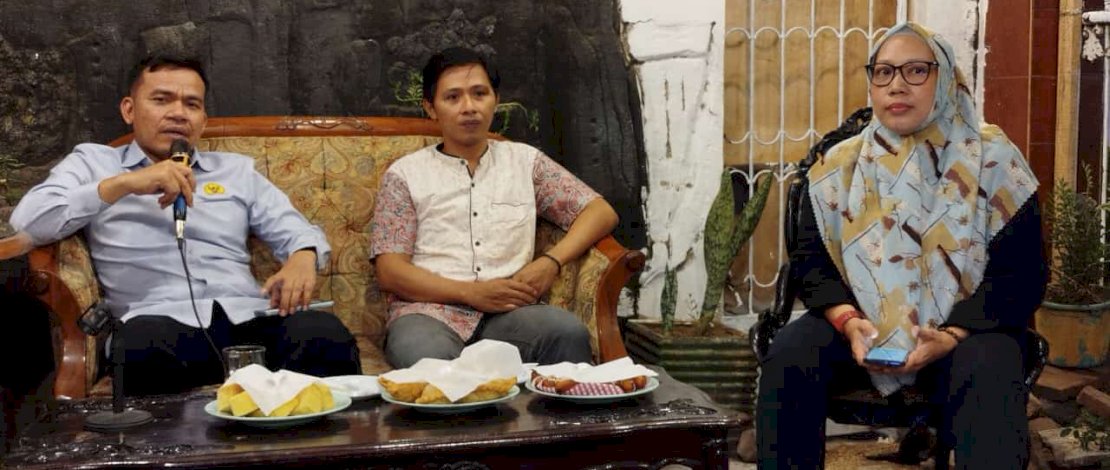 Komisioner Komnas HAM, Suarlin P Siagian (kiri) saat diskusi di Sekretariat AJI Kota Makassar.