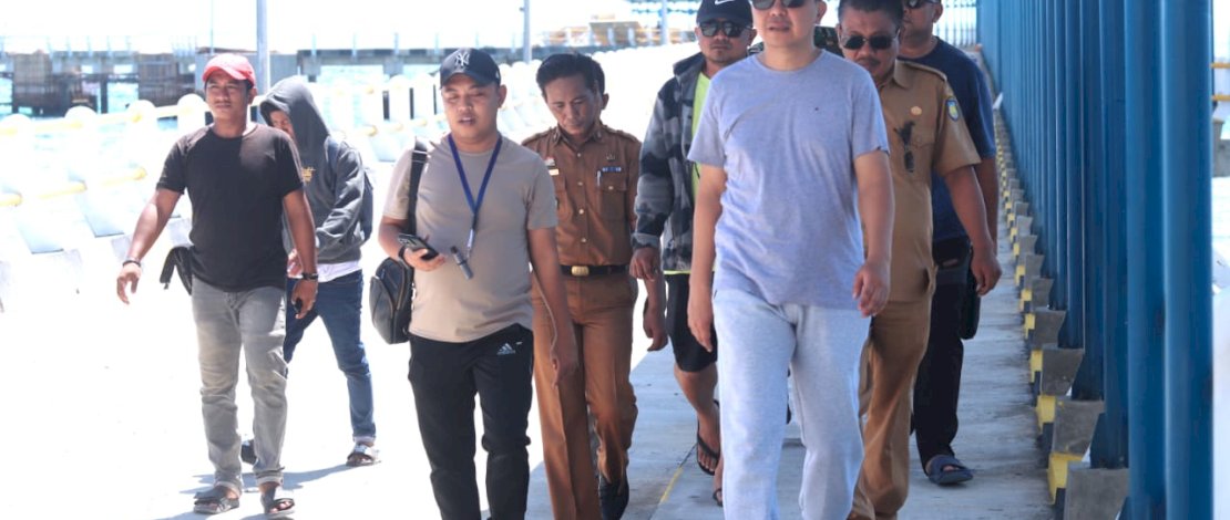 Bupati Kepulauan Selayar, Basli Ali, di Pulau Kayuadi Kecamatan Taka Bonerate, meninjau proyek Pembangunan Pelabuhan Penyeberangan dan Proyek PLTS, Senin, 9 September 2024.