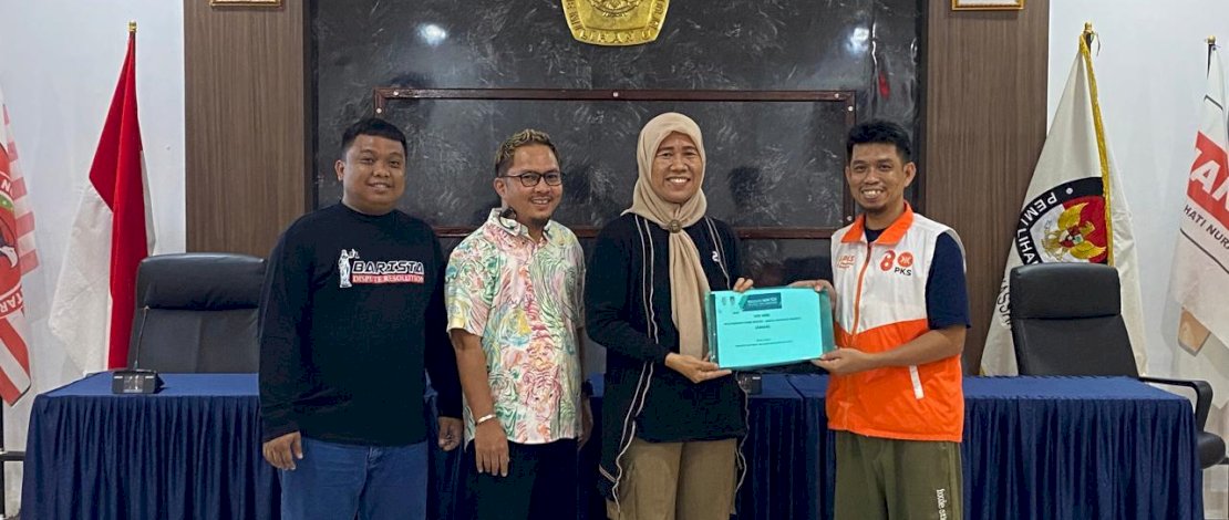 Komisioner KPU Makassar menyerahkan hasil verifikasi administrasi pencalonan 4 bakal paslon. (IST)