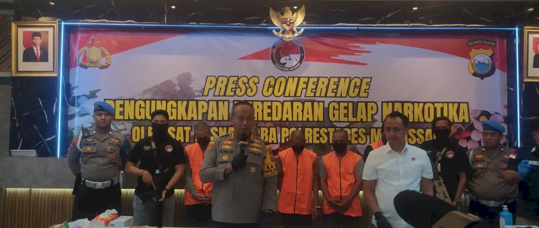 Kapolrestabes Makassar Kombes Mokhamad Ngajib saat rilis kasus pengungkapan jaringan pengedar narkoba seberat 1,18 Kg di Mapolrestabes Makassar.