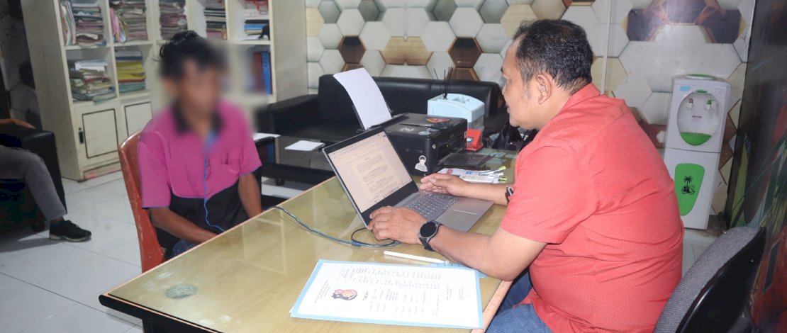 Penyidik PPA Satreskrim Polres Bulukumba saat memeriksa pelaku kekerasan terhadap anak. (IST) Penyidik PPA Satreskrim Polres Bulukumba saat memeriksa pelaku kekerasan terhadap anak. (IST)