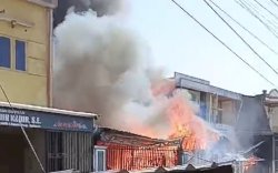 Kebakaran di Pettarani II, 3 Bangunan dan 2 Mobil Hangus Terbakar