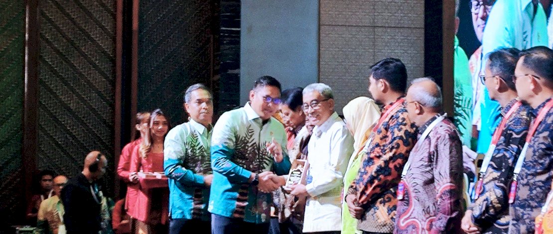 Wakil Menteri Pertanian memberikan piagam penghargaan secara langsung kepada Kepala Dinas Tanaman Pangan, Hortikultura, dan Perkebunan (TPH-Bun) Sulawesi Selatan, Imran Jausi yang hadir mewakili Prof Zudan.