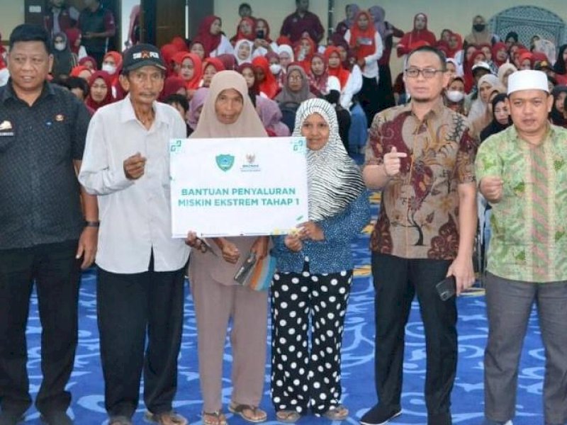 Sekretaris Daerah Maros Serahkan Bantuan Sosial Program BAZNAS