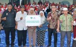 Sekretaris Daerah Maros Serahkan Bantuan Sosial Program BAZNAS