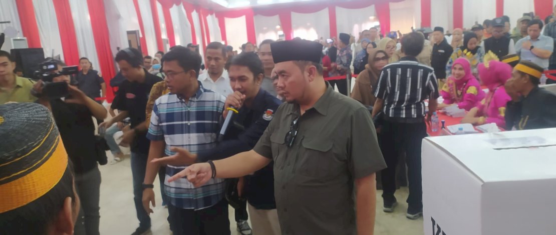 Ketua KPU RI, Moch Afifuddin saat memantau pelaksanaan simulasi pemungutan dan perhitungan suara pilkada yang hanya diikuti satu paslon di Gedung Serba Guna Pemkab Maros.
