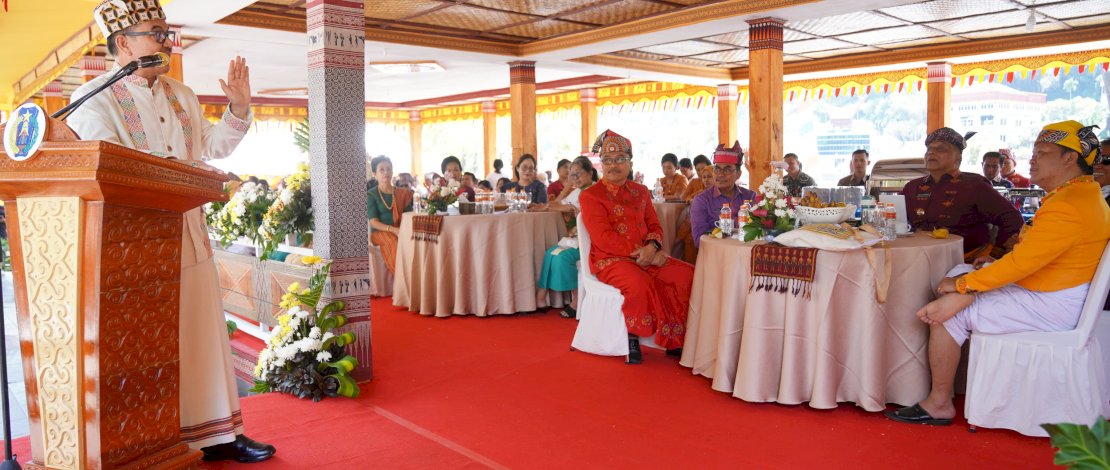 Sekretaris Daerah Provinsi Sulsel, Jufri Rahman, menghadiri peringatan HUT Tana Toraja ke-67 dan HUT Toraja ke-777, yang dipusatkan di Plaza Kolam Makale, Senin, 16 September 2024.