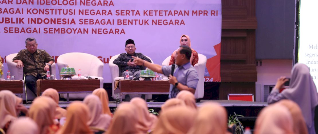 Dharma Wanita Persatuan (DWP) Kota Makassar turut menghadiri sosialisasi terkait Empat Pilar Kebangsaan dan Bernegara yang berlangsung di Hotel Four Point, pada Senin, 16 September 2024. 