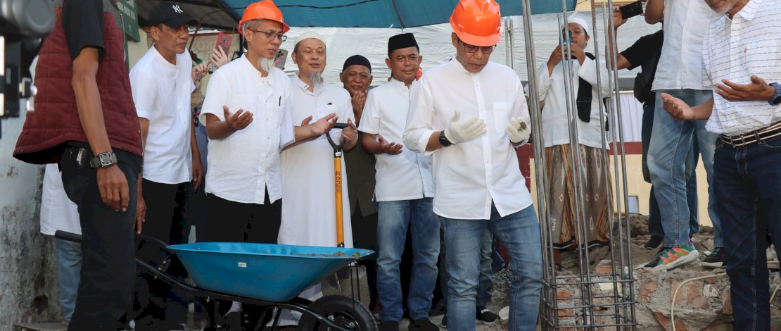 Kapolda Sulsel Irjen Pol Andi Rian R Djajadi melakukan peletakan batu pertama pembangunan Pondok Tahfidz Darussalam Ikatan Alumni (IKA) SMANSA 87 Makassar, di Perumahan Bosowa Indah, Jalan Teduh Bersinar Alauddin, Kelurahan Gunung Sari, Kecamatan Rappocini, Makassar, Senin, 16 September 2024. Kapolda Sulsel Irjen Pol Andi Rian R Djajadi melakukan peletakan batu pertama pembangunan Pondok Tahfidz Darussalam Ikatan Alumni (IKA) SMANSA 87 Makassar, di Perumahan Bosowa Indah, Jalan Teduh Bersinar Alauddin, Kelurahan Gunung Sari, Kecamatan Rappocini, Makassar, Senin, 16 September 2024.