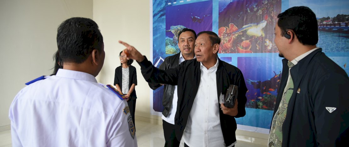 Anggota Komisi V DPR RI, Hamka B Kady, mempertanyakan sistem keamanan di laut, ketika Kunjungan Kerja Komisi V DPR RI, di Likupang, Sulawesi Utara, baru-baru ini.
Anggota Komisi V DPR RI, Hamka B Kady, mempertanyakan sistem keamanan di laut, ketika Kunjungan Kerja Komisi V DPR RI, di Likupang, Sulawesi Utara, baru-baru ini.