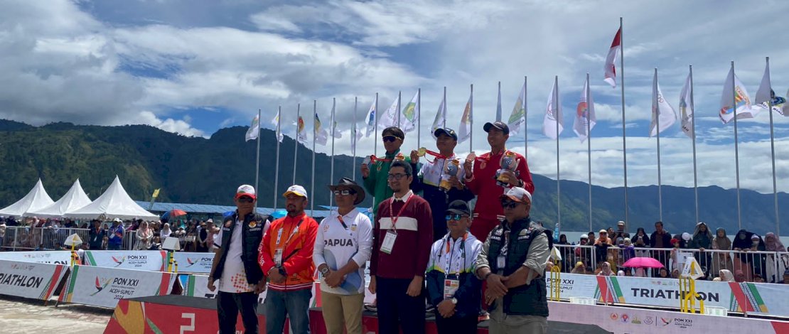 Atlet Triatlon Sulsel saat menerima medali perunggu di PON XXI Aceh-Sumut.